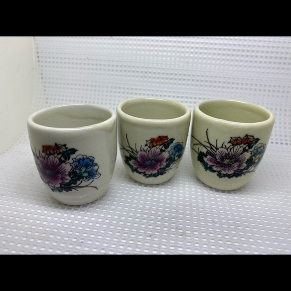 Vintage Porcelain Sake Set, 4 pcs 5-3/4"H Decanter & 2" Cups. - Picture 12 of 14